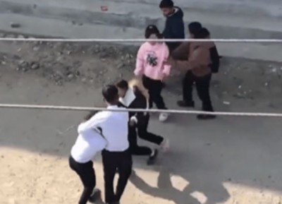 Viral Video of Schoolgirl Fight in Public Street Divides Internet