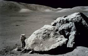 चंद्रमा से अब तक कितनी मिट्टी लाई गई है?