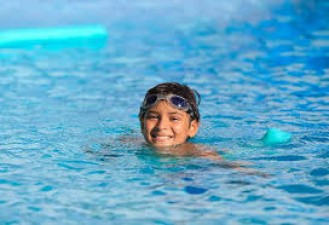 क्या आपके बच्चे भी पूल में तैरते हैं? विशेषज्ञ ने दी अहम सलाह
