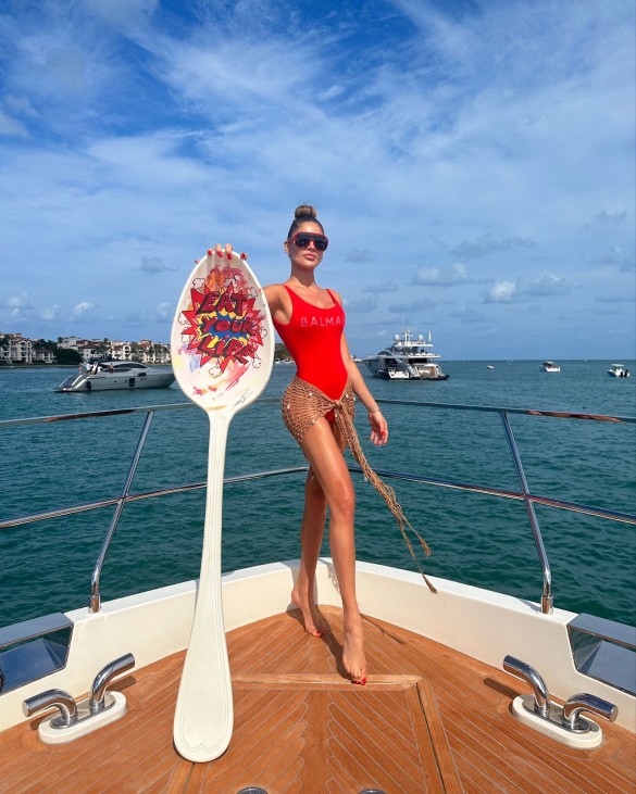 Stunning Model Victoria Triay Flaunts Her Summer Body, Poses With Iconic 'Spoon' Art