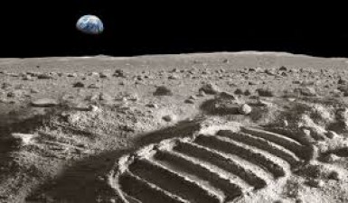 For how many lakh years do footprints on the moon last?