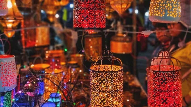 If you want to buy cheap items for home decoration during Diwali, then go to these markets in Delhi