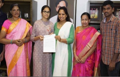 Girl who secured MMBS seat taking YouTube lessons gets MLC Kavitha’s support