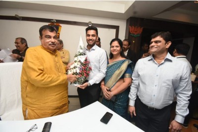 Kanishk Mehta, TURFF Coffee’s founder takes Shri Nitin Gadkari Ji through brand’s journey