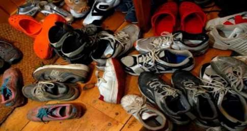 Keeping shoes and slippers at this place in the house leads to poverty, the person yearns for money