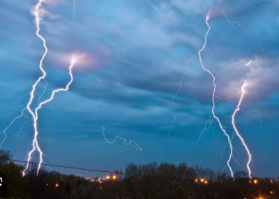 How dangerous is lightning that falls from the sky? How much current does it contain?