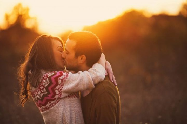 Revealed: The reason behind why people close their eyes while kissing!!