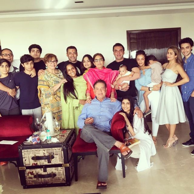 Salman Khan poses with family on the special occasion of 'Raksha Bandhan'