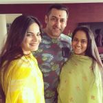 Salman Khan poses with family on the special occasion of 'Raksha Bandhan'