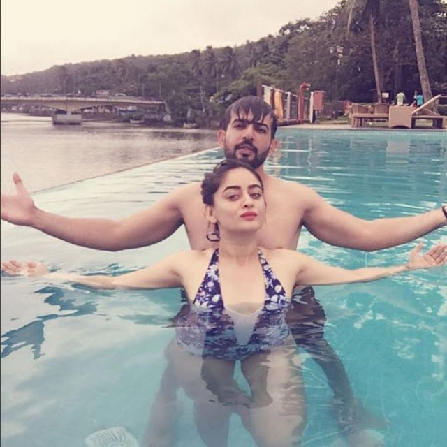 Fun-filled vacation pics of Jay Bhanushali and Mahhi Vij !