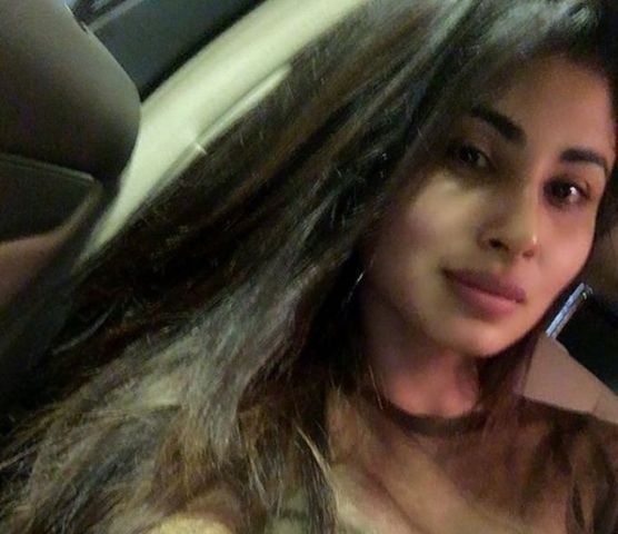 Mouni Roy looks Gorgeous even without Make- Up, See Inside!!