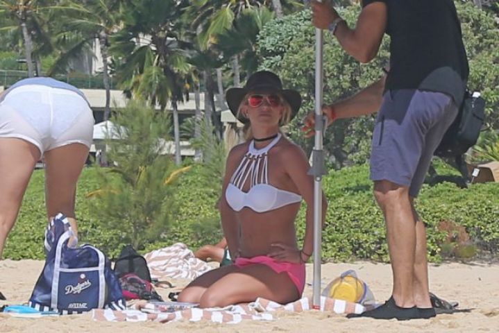 Britney Spears spotted 'Topless' on Hawaii Beach!!