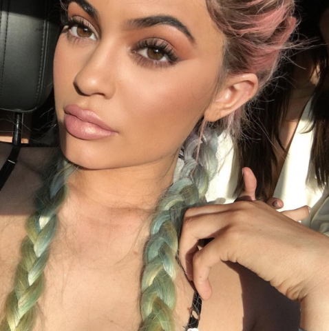 Don't forget  to see the Best Selfies of Kylie Jenner in 2016!