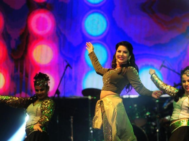 See Pictures! Sunny Leone flaunts her moves in Chennai