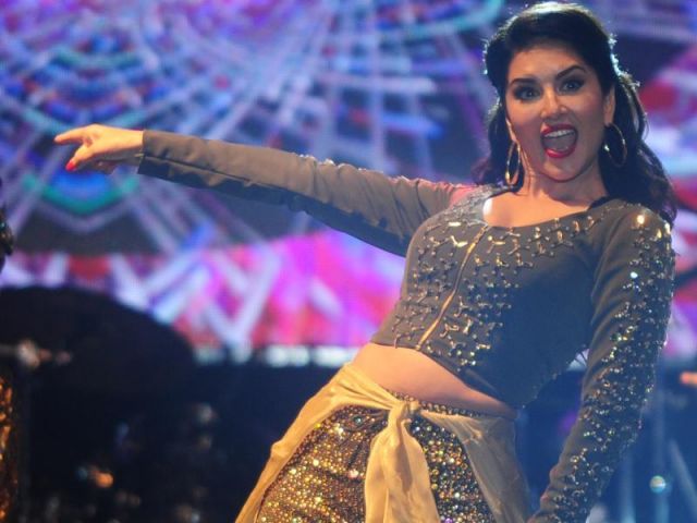 See Pictures! Sunny Leone flaunts her moves in Chennai