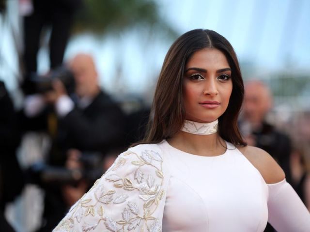 Styling Goddess Sonam Kapoor flaunt her fashion on Cannes, See pics!