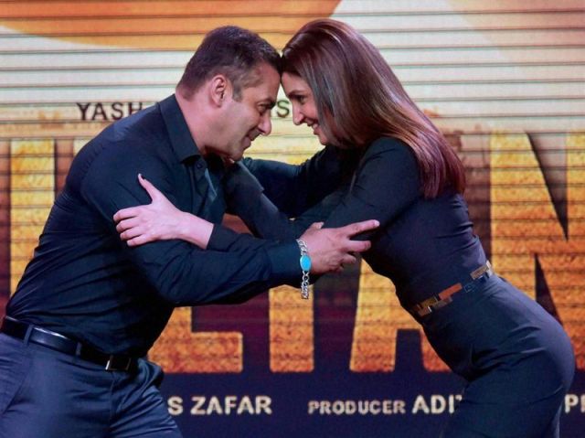 Salman, Anushka flaunt their wrestling moves at Sultan trailer launch
