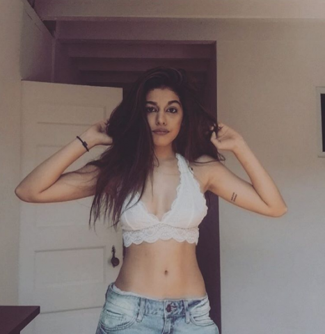 This star daughter looks all set to sizzle the Bollywood, see who?