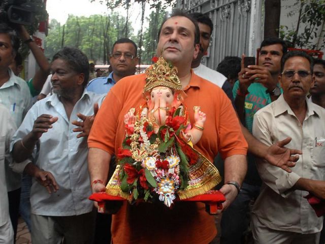 See the snaps;Bollywood celebrities who bring Ganpati home !