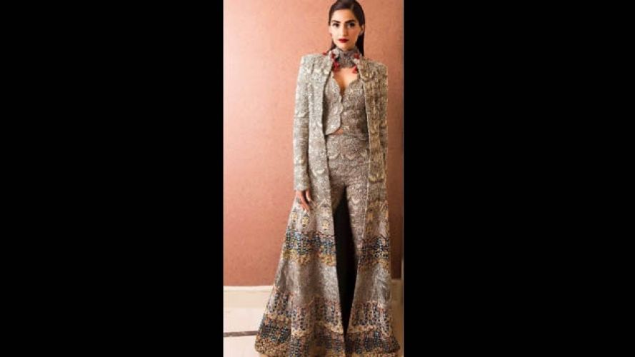 10 Best Look of Stunning Sonam Kapoor !