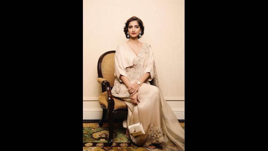 10 Best Look of Stunning Sonam Kapoor !