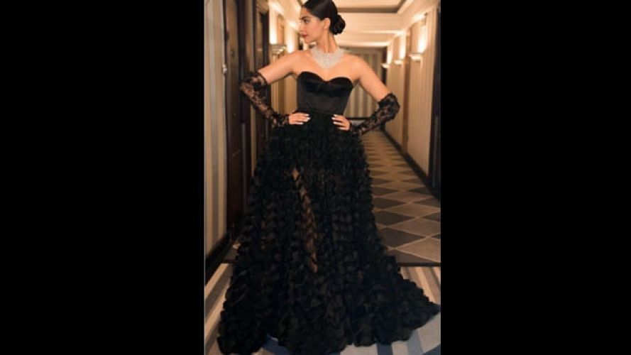 10 Best Look of Stunning Sonam Kapoor !