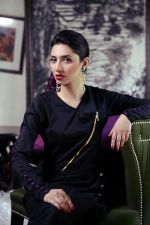पूल में हॉट पोज देती नजर आई पाकिस्तानी अभिनेत्री