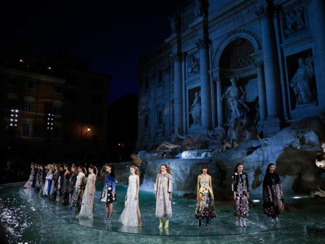 Rome’s Trevi fountain;gleaming model walked on water