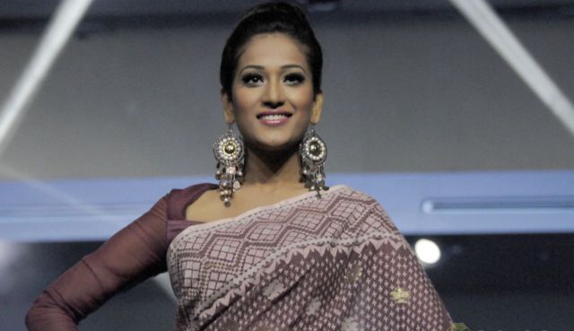 ढाका के साड़ी फैशन शो में कलाकारों ने दी रंगा-रंग परफॉरमेंस