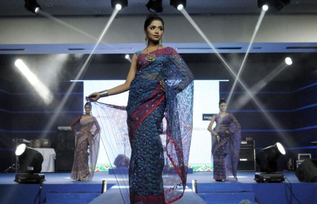 ढाका के साड़ी फैशन शो में कलाकारों ने दी रंगा-रंग परफॉरमेंस