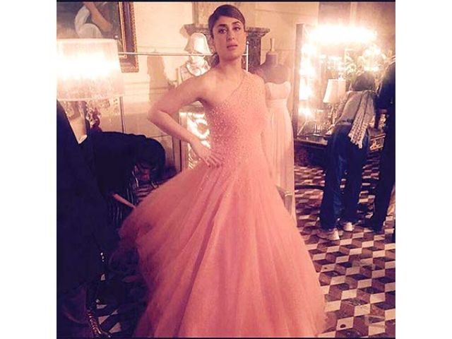 Kareena in pink off shoulder gown will take your heart !