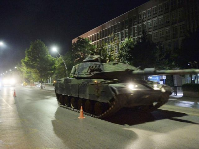 Military attempts coup in Turkey,See pics !