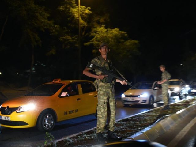 Military attempts coup in Turkey,See pics !