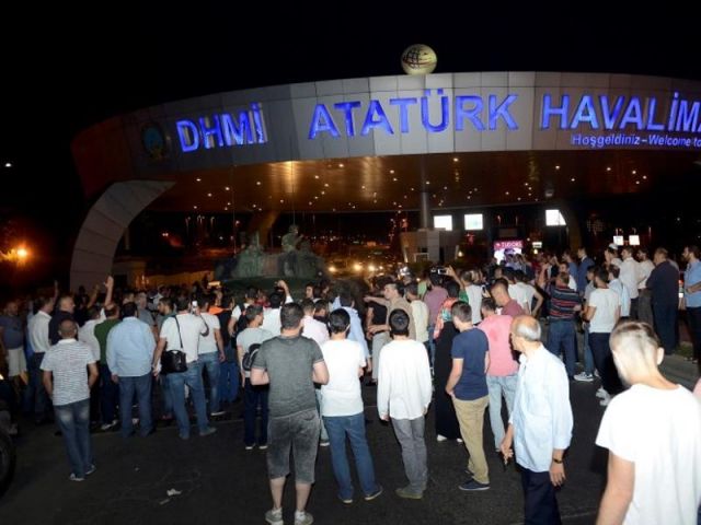 Military attempts coup in Turkey,See pics !