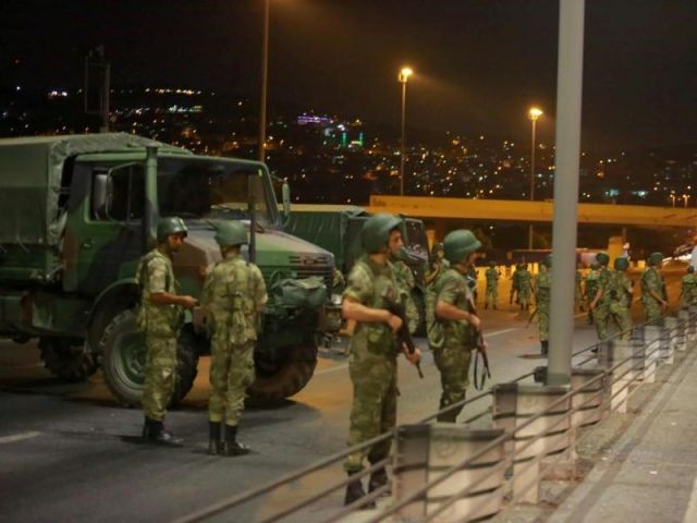 Military attempts coup in Turkey,See pics !