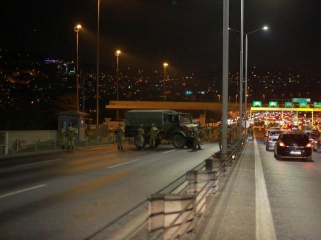 Military attempts coup in Turkey,See pics !