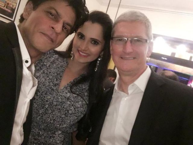 See Pics, How Apple CEO Cook celebrated with Bollywood stars!