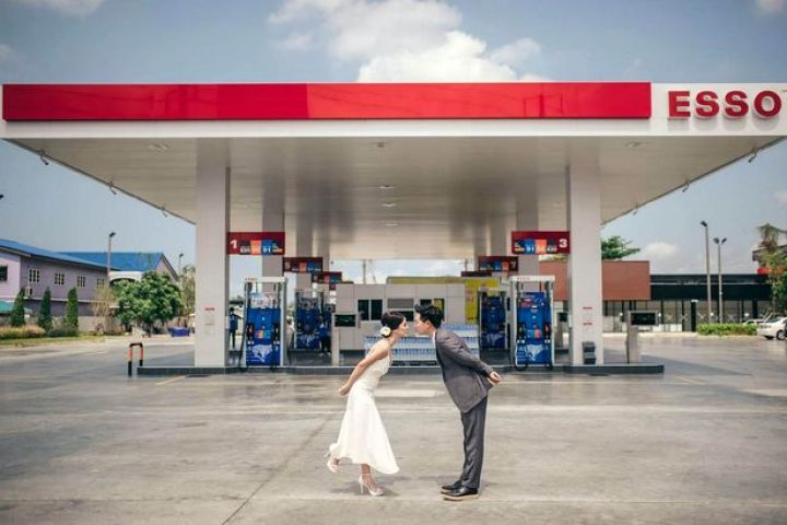 Fuel your love by having pre-wedding photoshoot at petrol pump