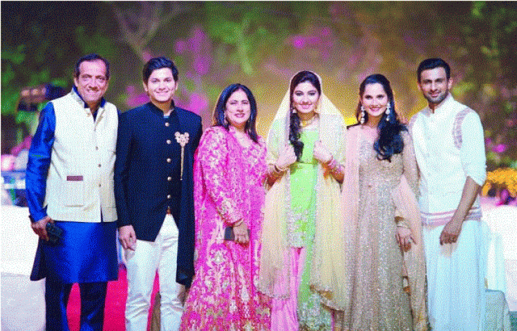 Pictures: Sania Mirza flaunted starry at her sister Anam Mirza's Sangeet