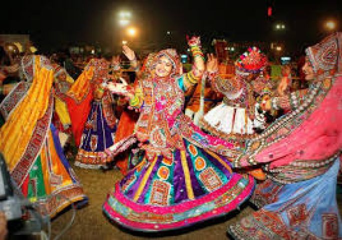You can't stop shaking your legs after watching these 'Garba' pics !