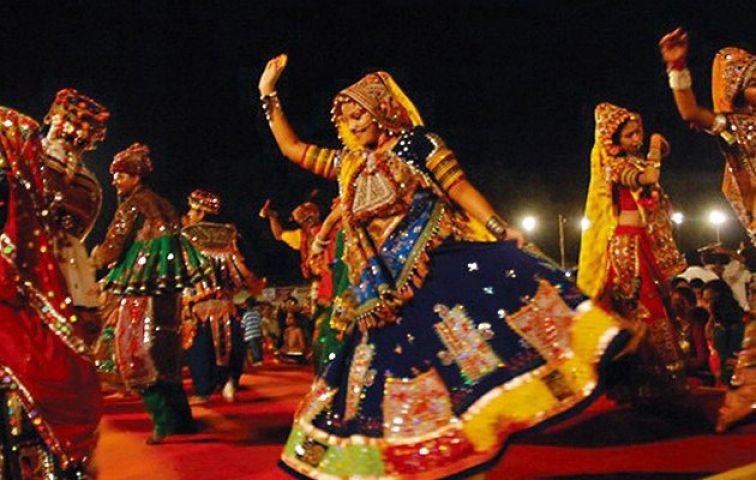 You can't stop shaking your legs after watching these 'Garba' pics !