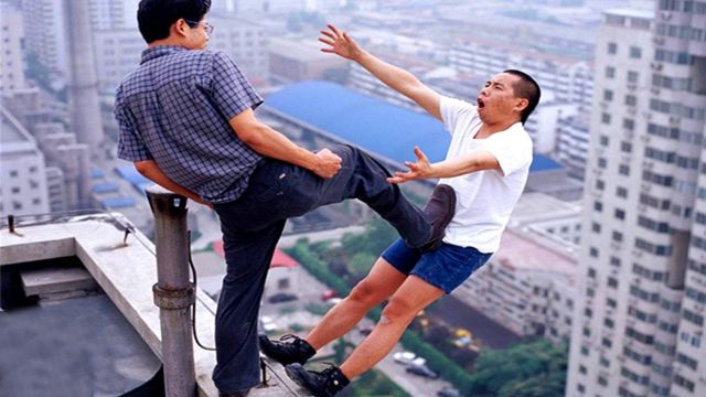 Video: Insane Boys risking their life, See what they are doing!!!