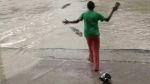 Video:Australian woman scares a deadly crocodile with her flip flop !