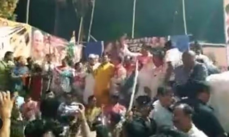 The stage suddenly broke in the middle of the Congress rally in Bilaspur, and then...