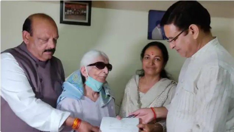 Old woman donates her entire property in the name of 'Rahul Gandhi'