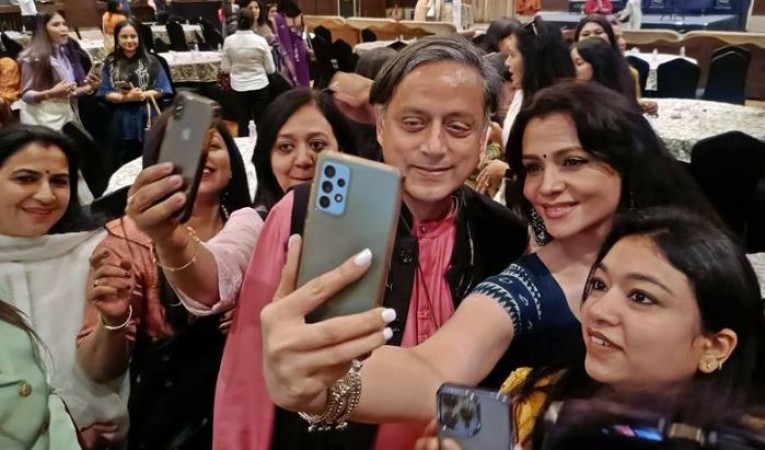 Video! Shashi Tharoor was seen surrounded by women in Indore, queued up to take selfies