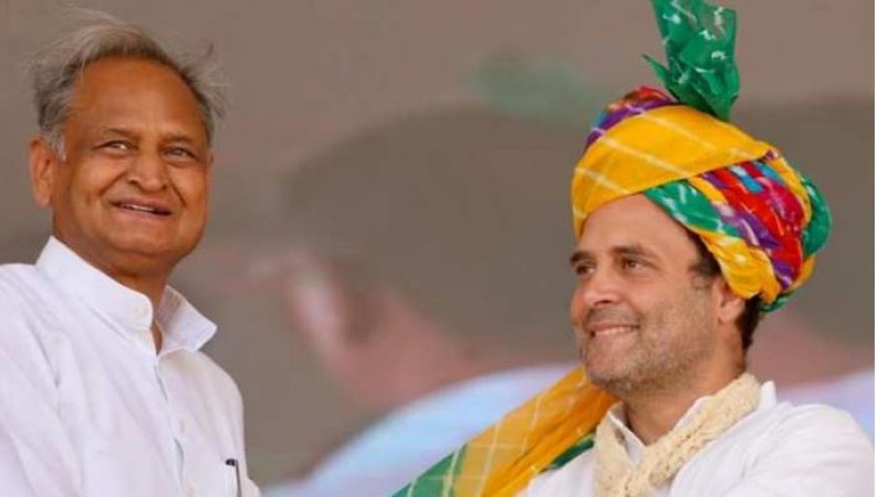Ashok Gehlot came to defend Rahul Gandhi, attacked Azad and Scindia together