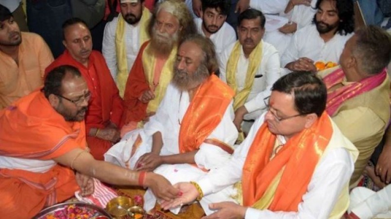 CM धामी और श्रीश्री रविशंकर ने की हरकी पैड़ी पर गंगा आरती