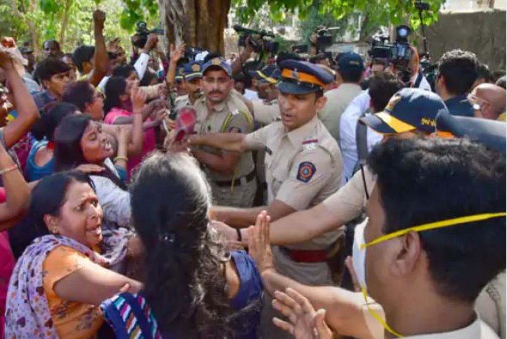 शरद पवार के घर चप्पल फेंकने के आरोप में 107 हुए गिरफ्तार, फिर भी नहीं थम रहा आंदोलन