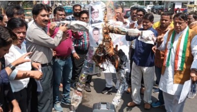 Congress burns Amitabh-Akshay's effigy on price rise issue